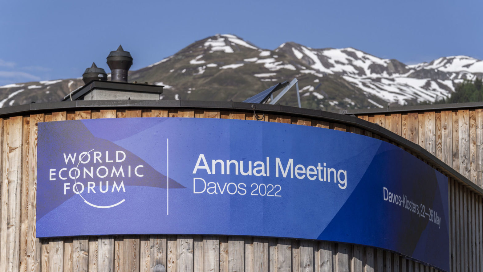 Weltwirtschaftsforum Davos - Fasse vor Bergmassiv