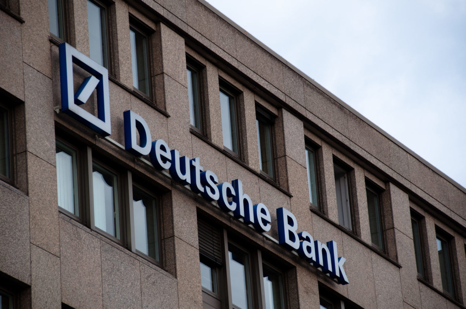 Deutsche Bank Logo vor Büros in Stuttgart. Symbol für das Greenwashing der Fondstochter DWS.